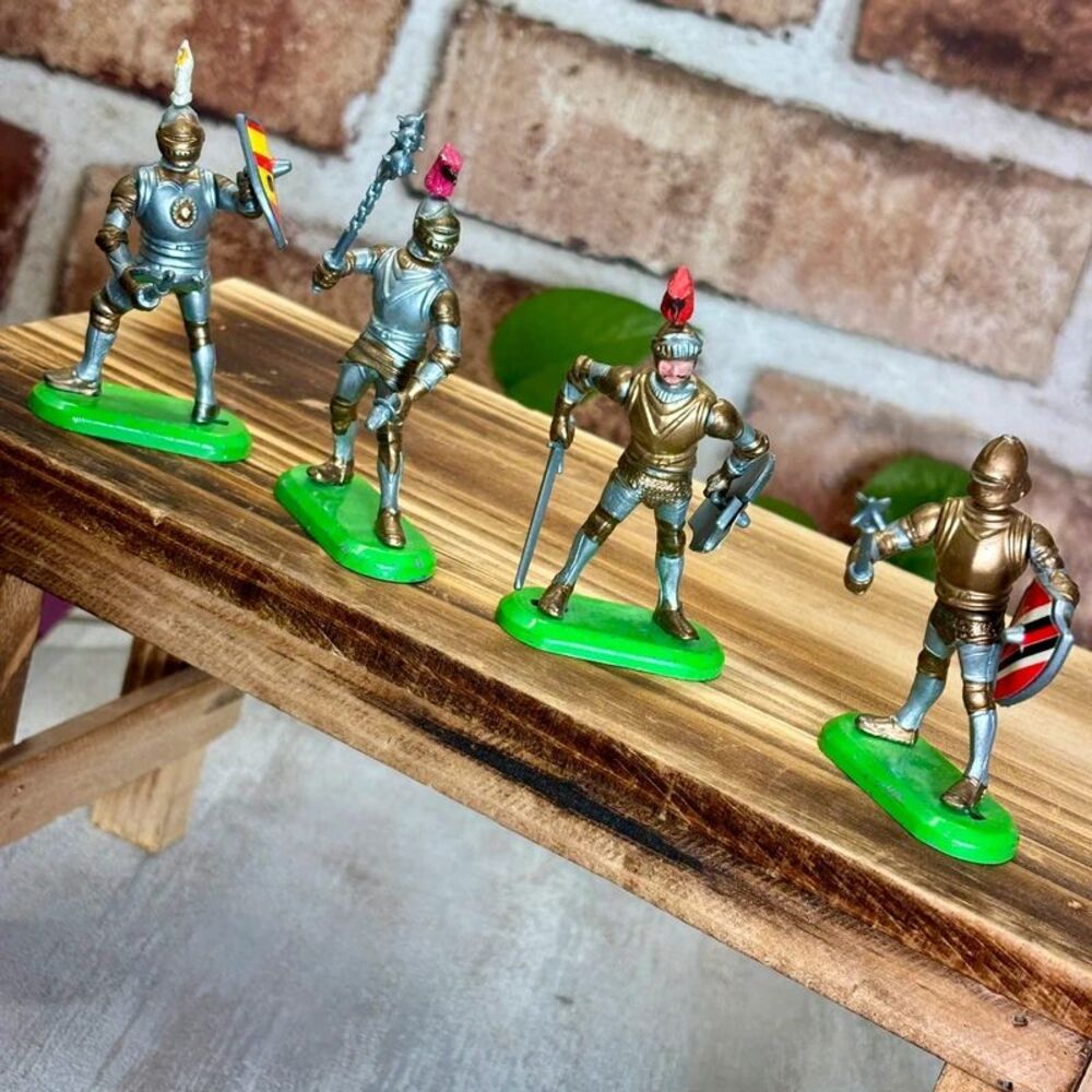 (Missing Some Weapons) VTG 1992 Britains Deetail Medieval Knights Armored Soldie